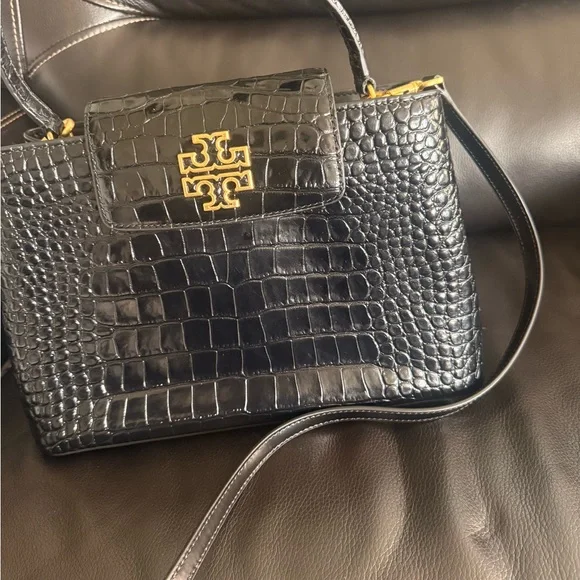 Elegant Black Crocodile-Embossed Handbag - Picture 15 of 15